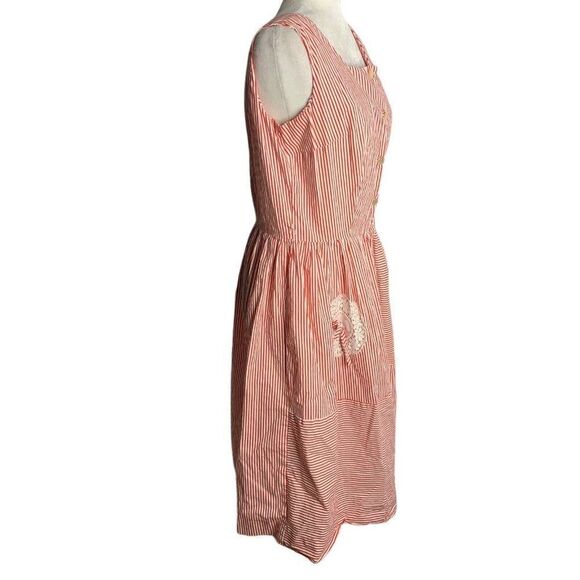 Vintage 50s Sleeveless Midi Swing Dress M Red Striped Buttons Pleated Lace Doily - Picture 4 of 7